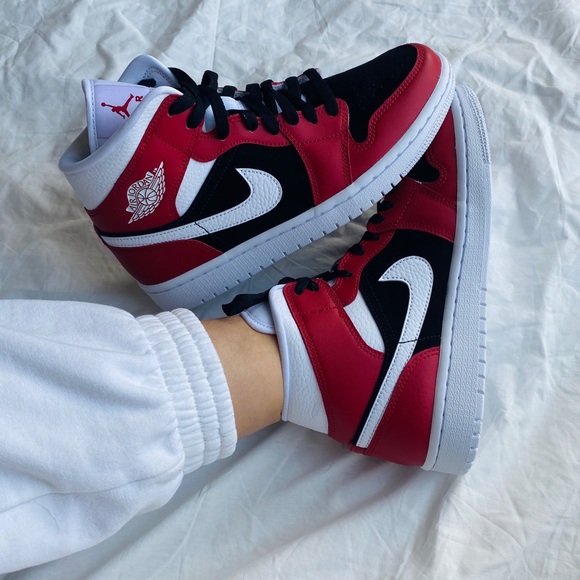Women’s Air Jordan 1 Mid - Picture 5 of 11